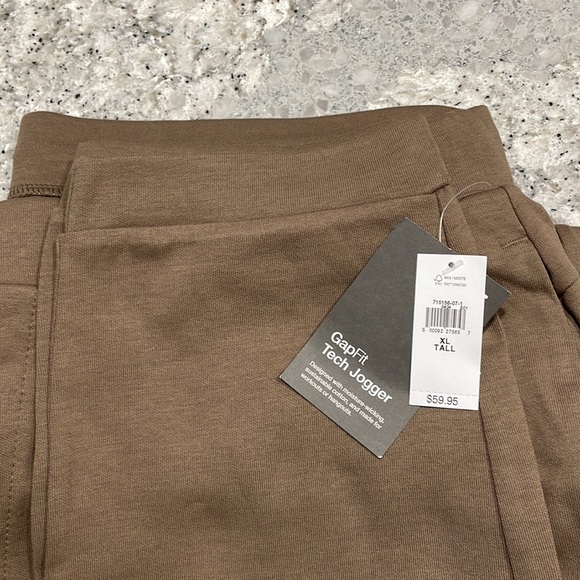 GapFit Tech Jogger - Picture 11 of 11